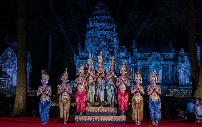 Apsara dancers performing in front of Thommanon Temple